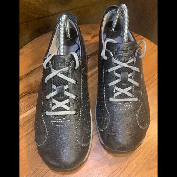 Dansko women good shoes.  Inv 5205 - Picture 1 of 6